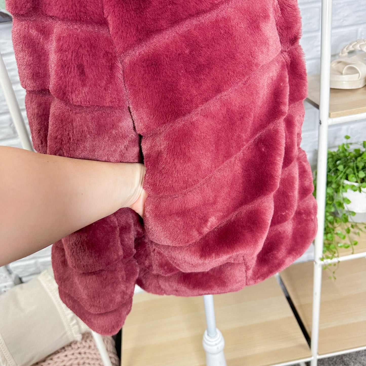 Evereve Apparis Goldie New Ruby Red Faux Fur Oversized Jacket Size Small
