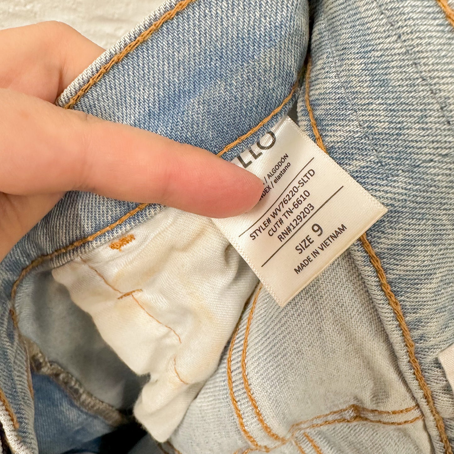 Cello Light Wash High Rise Mom Jeans Size 9