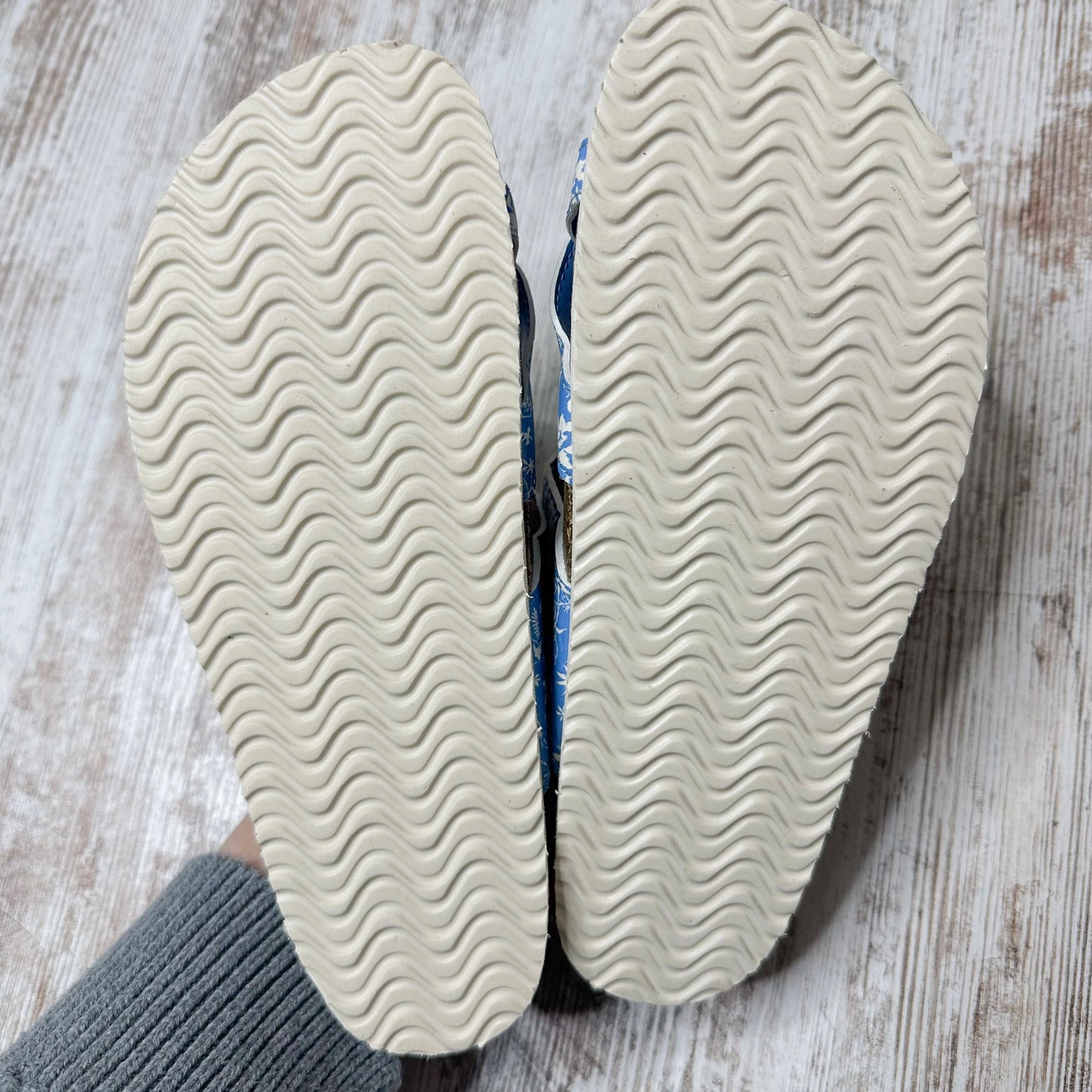 Time & Tru Blue Floral Slide Sandals (6)