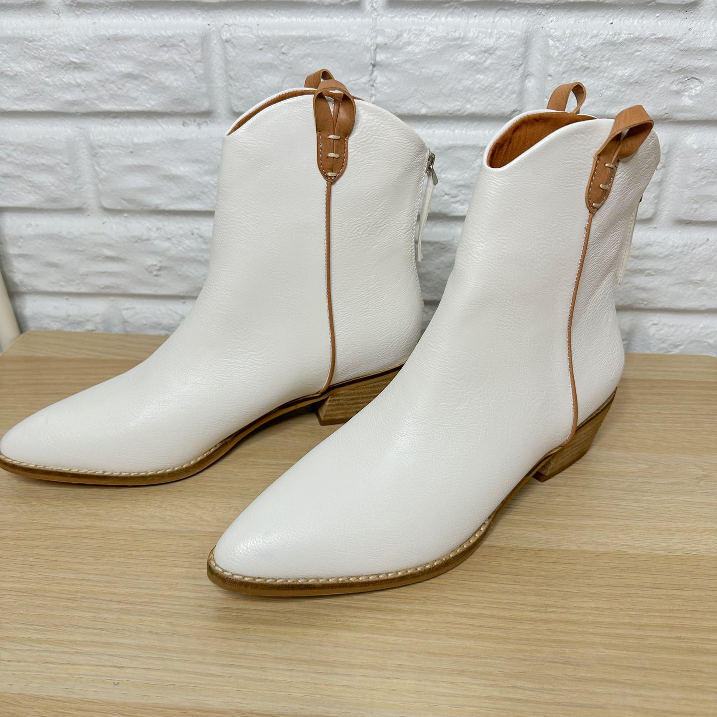 Beast Fashion White Pointed Toe Ankle Booties Size 10