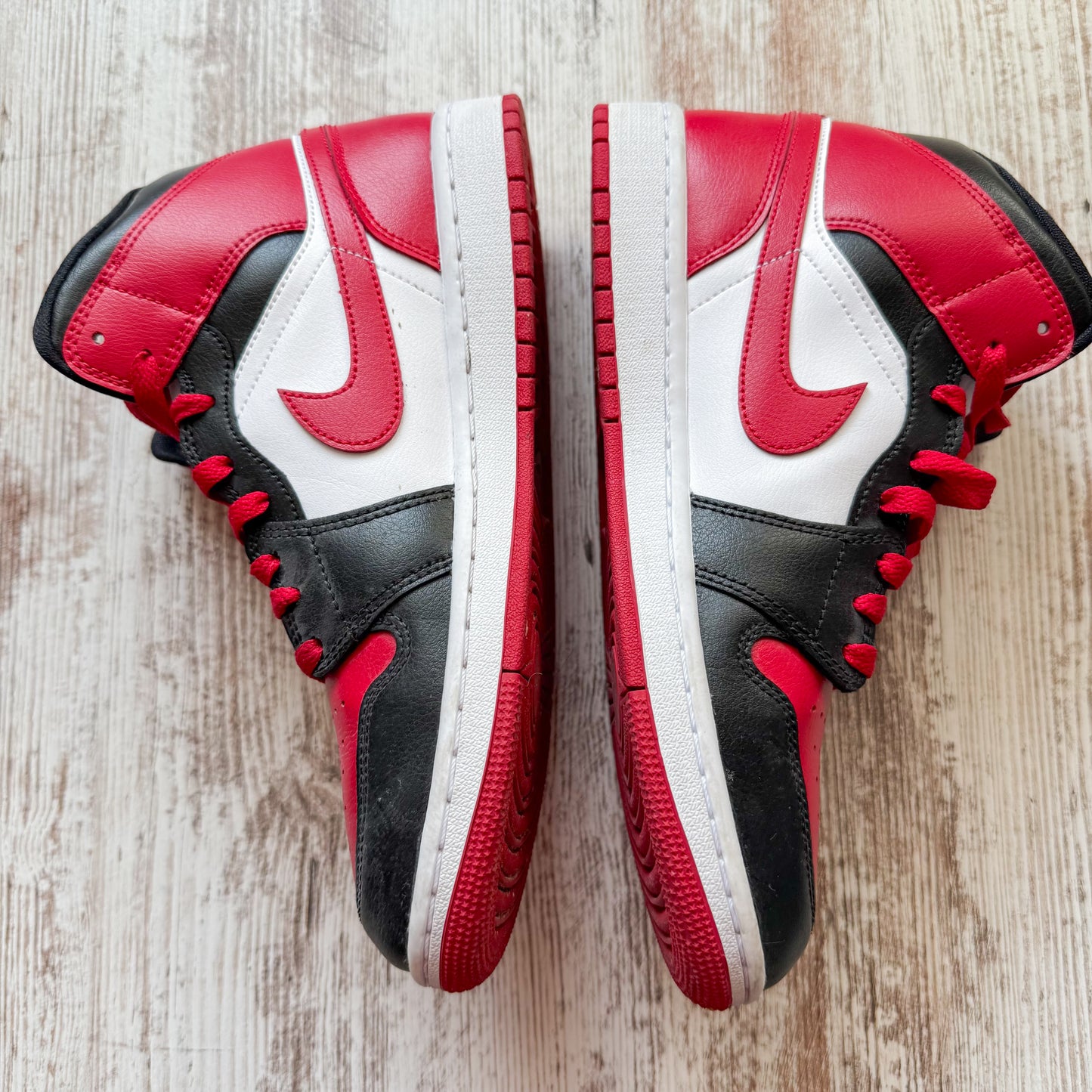 Nike Air Jordan 1 Retro Mid Red Black Chicago Bred Shoes (9.5)