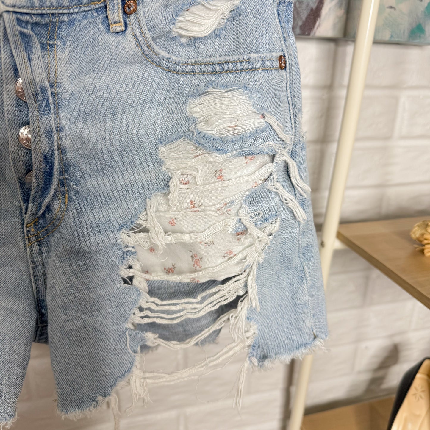 American Eagle 90’s Boyfriend Distressed Shorts Flower Pockets (4)
