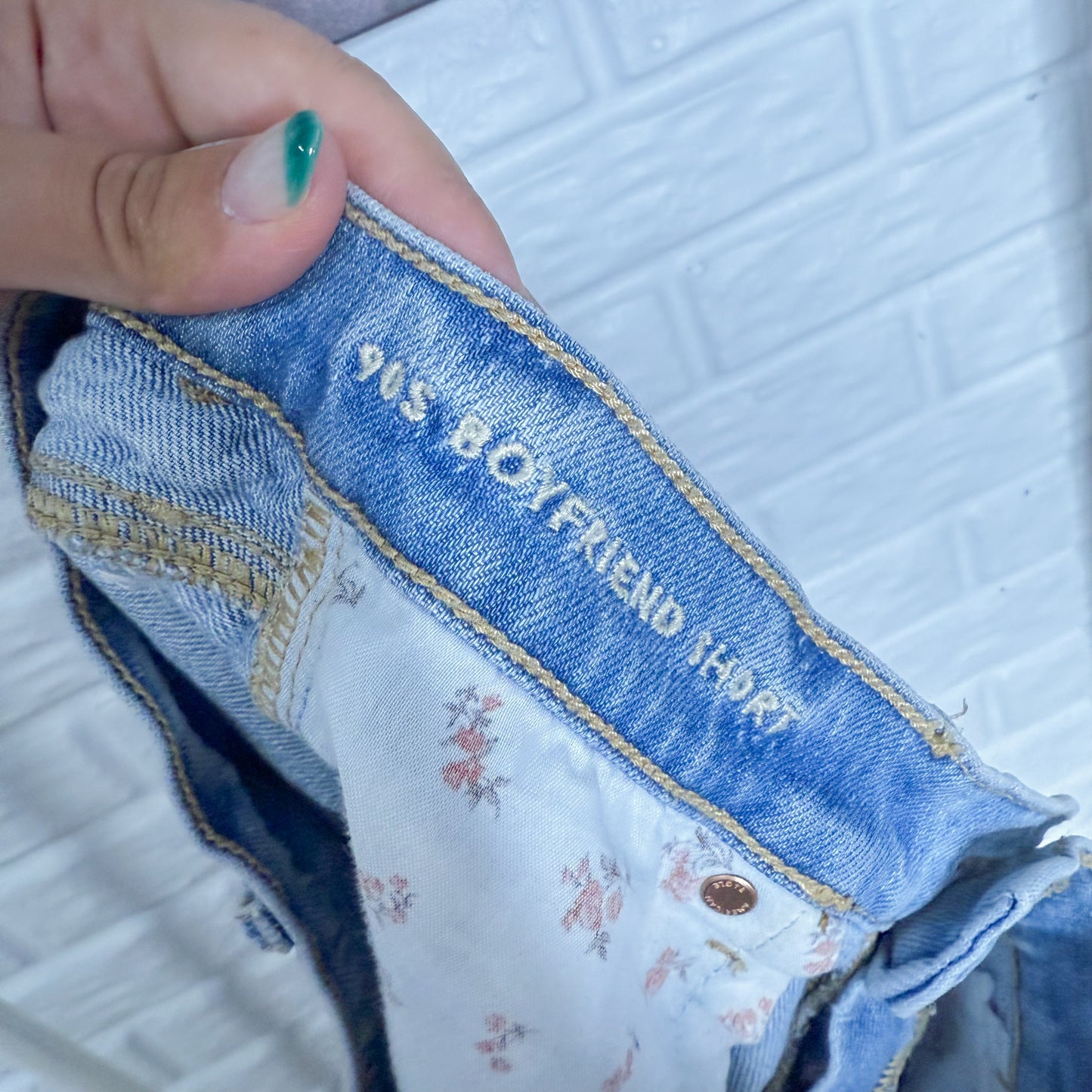 American Eagle 90’s Boyfriend Distressed Shorts Flower Pockets (4)