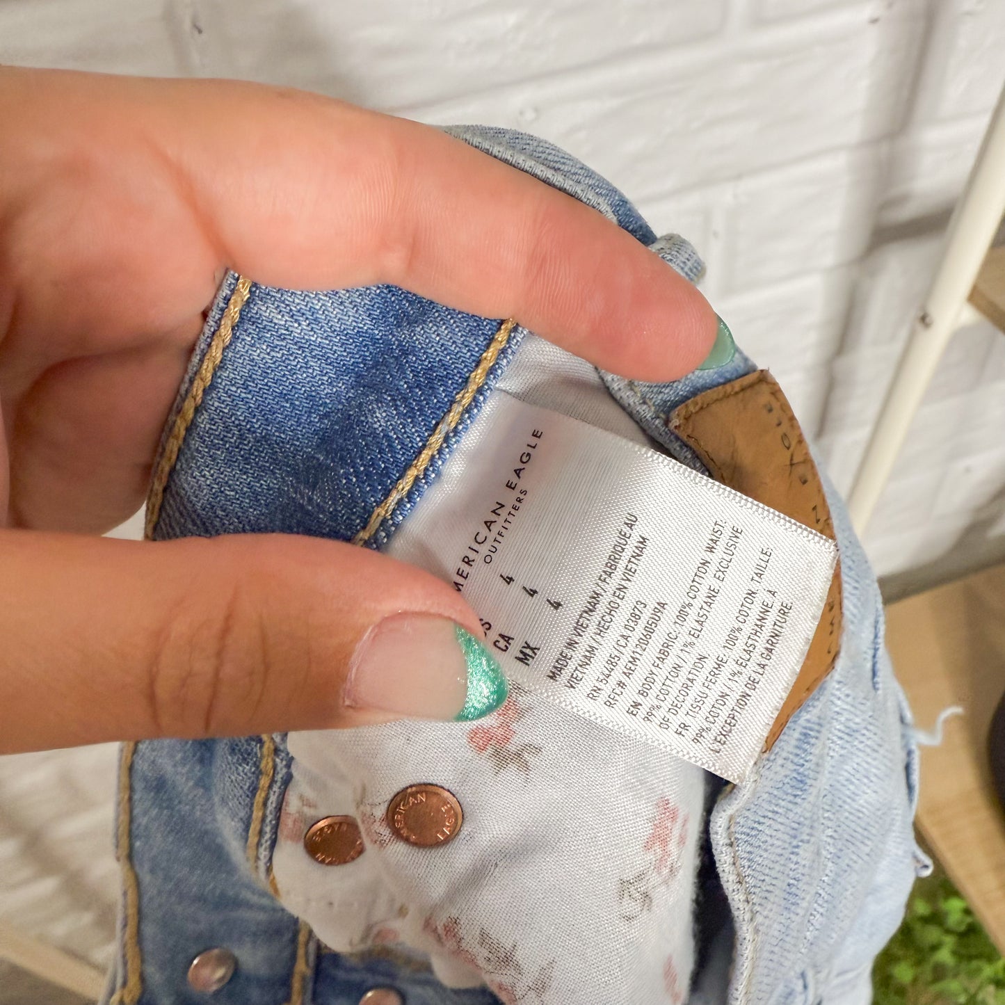 American Eagle 90’s Boyfriend Distressed Shorts Flower Pockets (4)