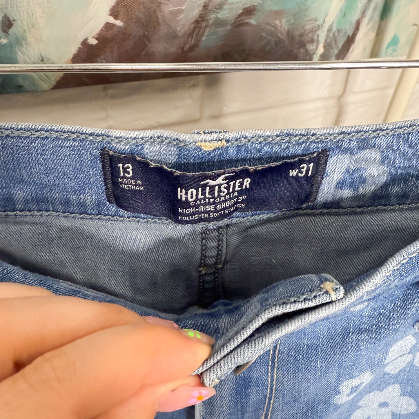 Hollister High Rise Flower Shorts 3” (13/31)
