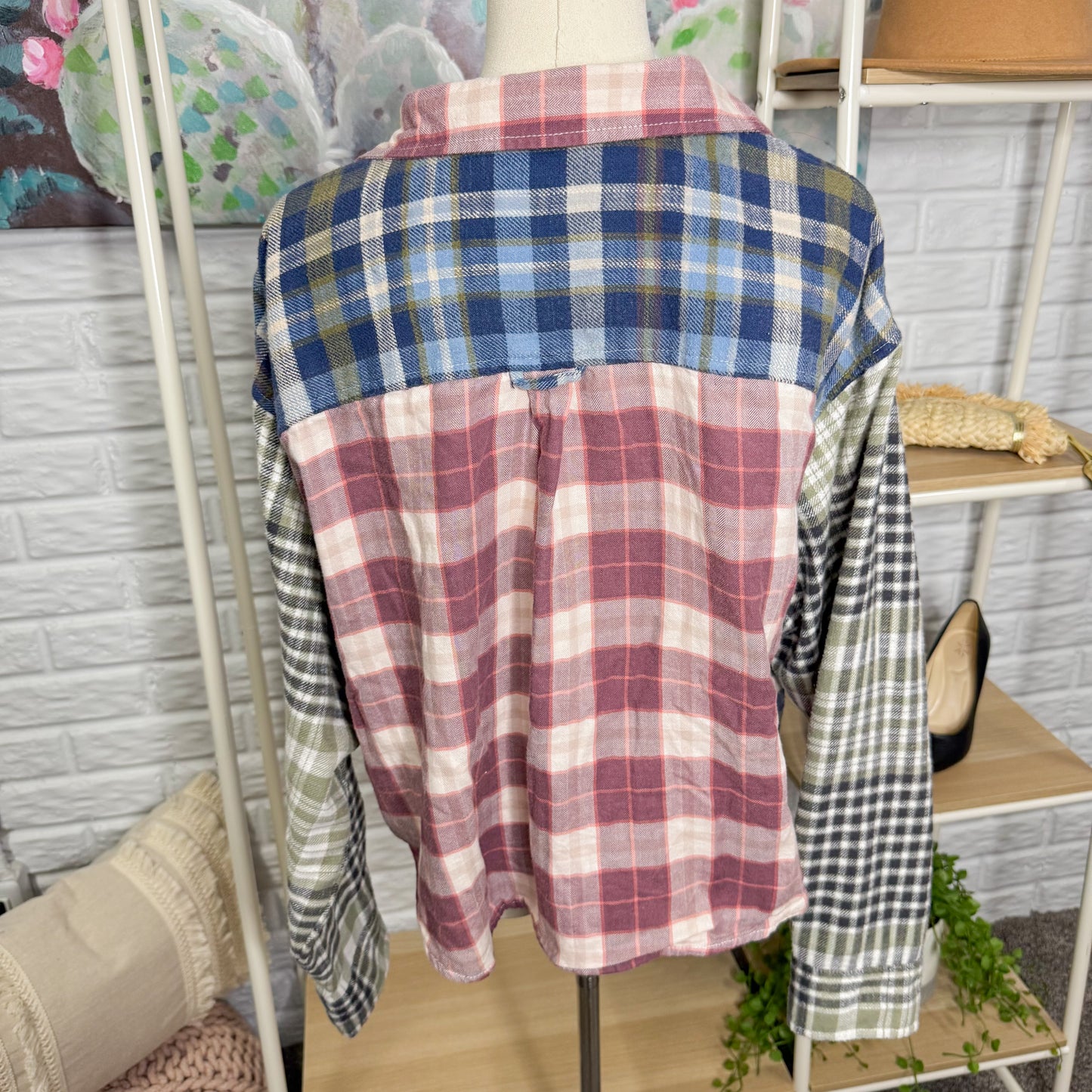 American Eagle Cozy Cabin Plaid Cropped Button Down Shirt (L)