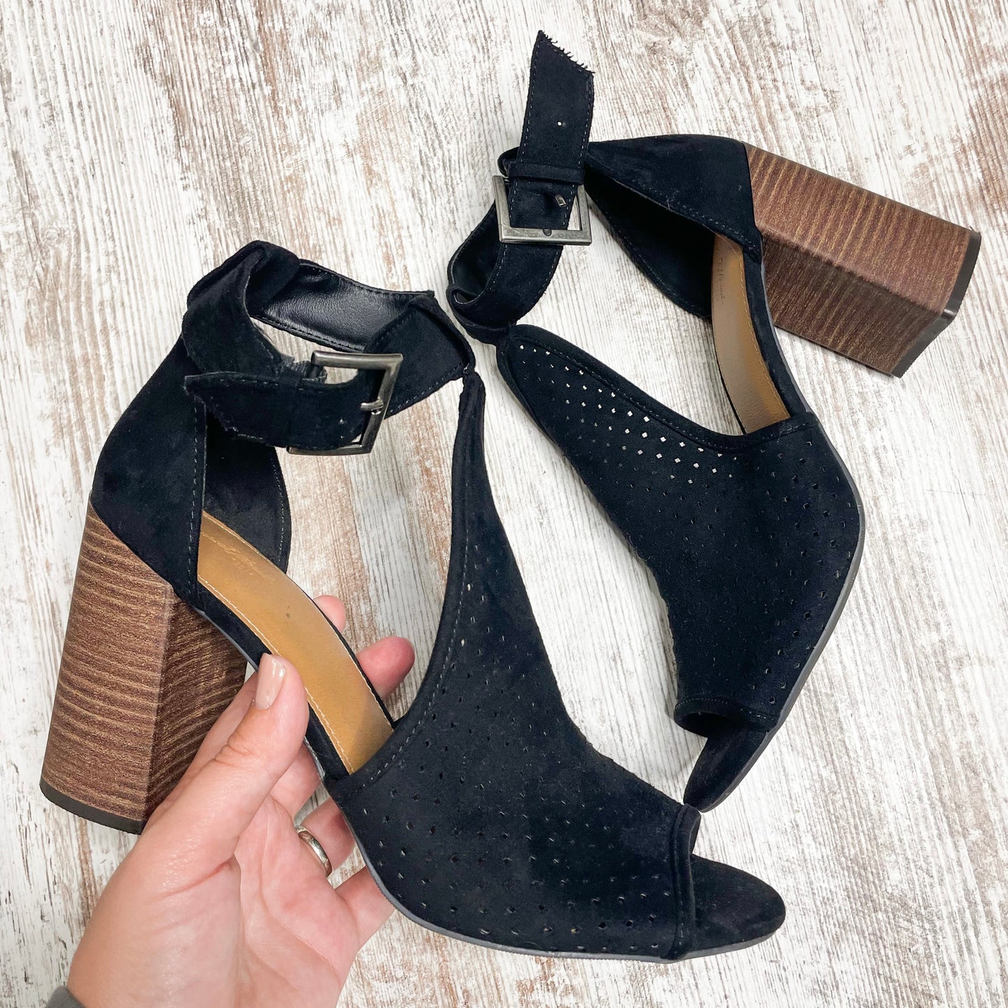 Universal Threads Black Laser Cut Heeled Sandal Size 9.5