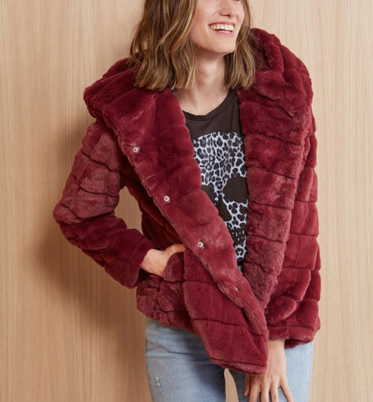 Evereve Apparis Goldie New Ruby Red Faux Fur Oversized Jacket Size Small