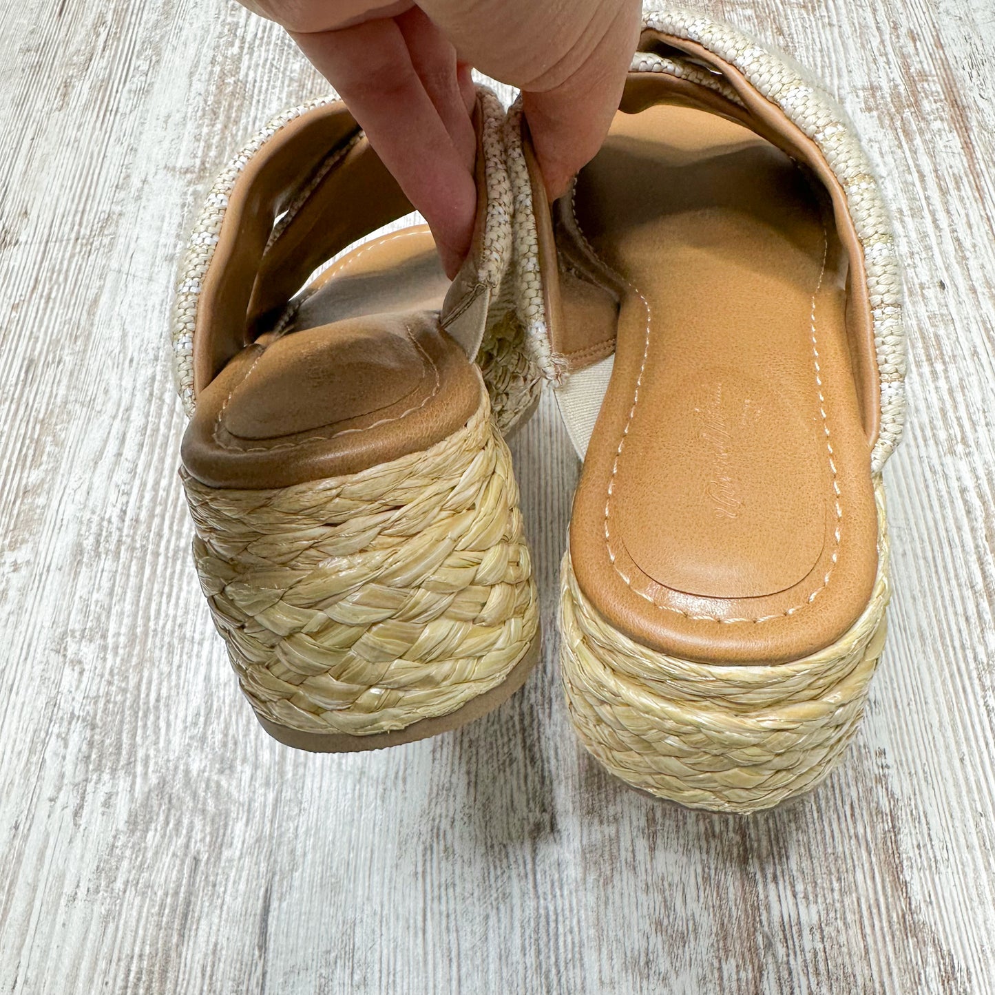 Universal Threads Desi Wedge Sandals Size 6