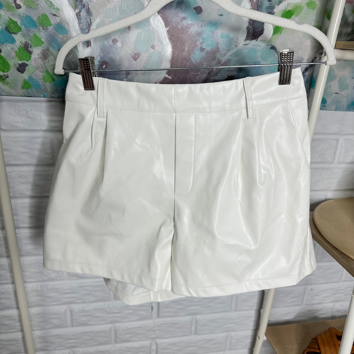 Luvamia New White Faux Leather Shorts Size Large