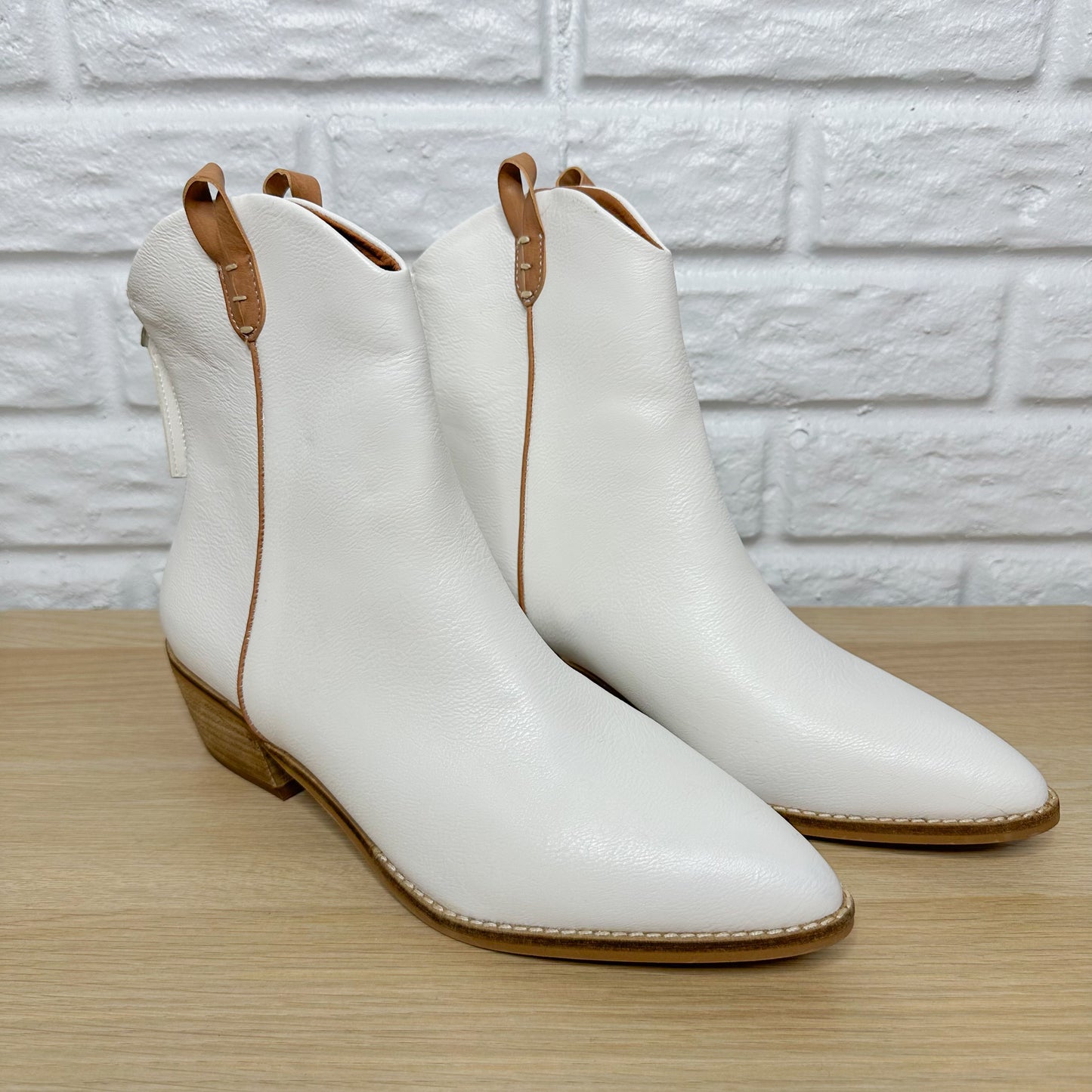 Beast Fashion White Pointed Toe Ankle Booties Size 10