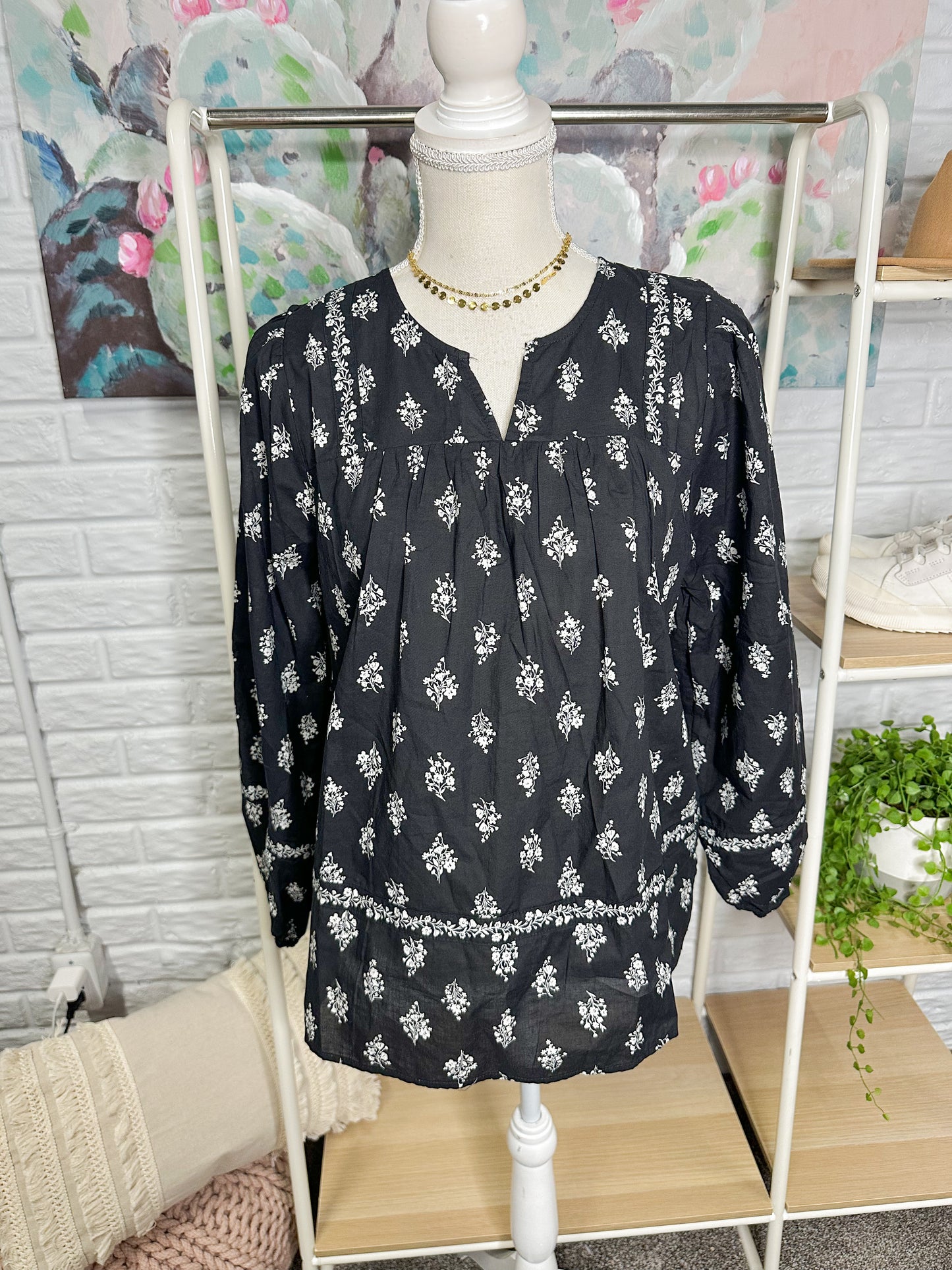 Maurice’s New Black Floral Peasant Top (M)