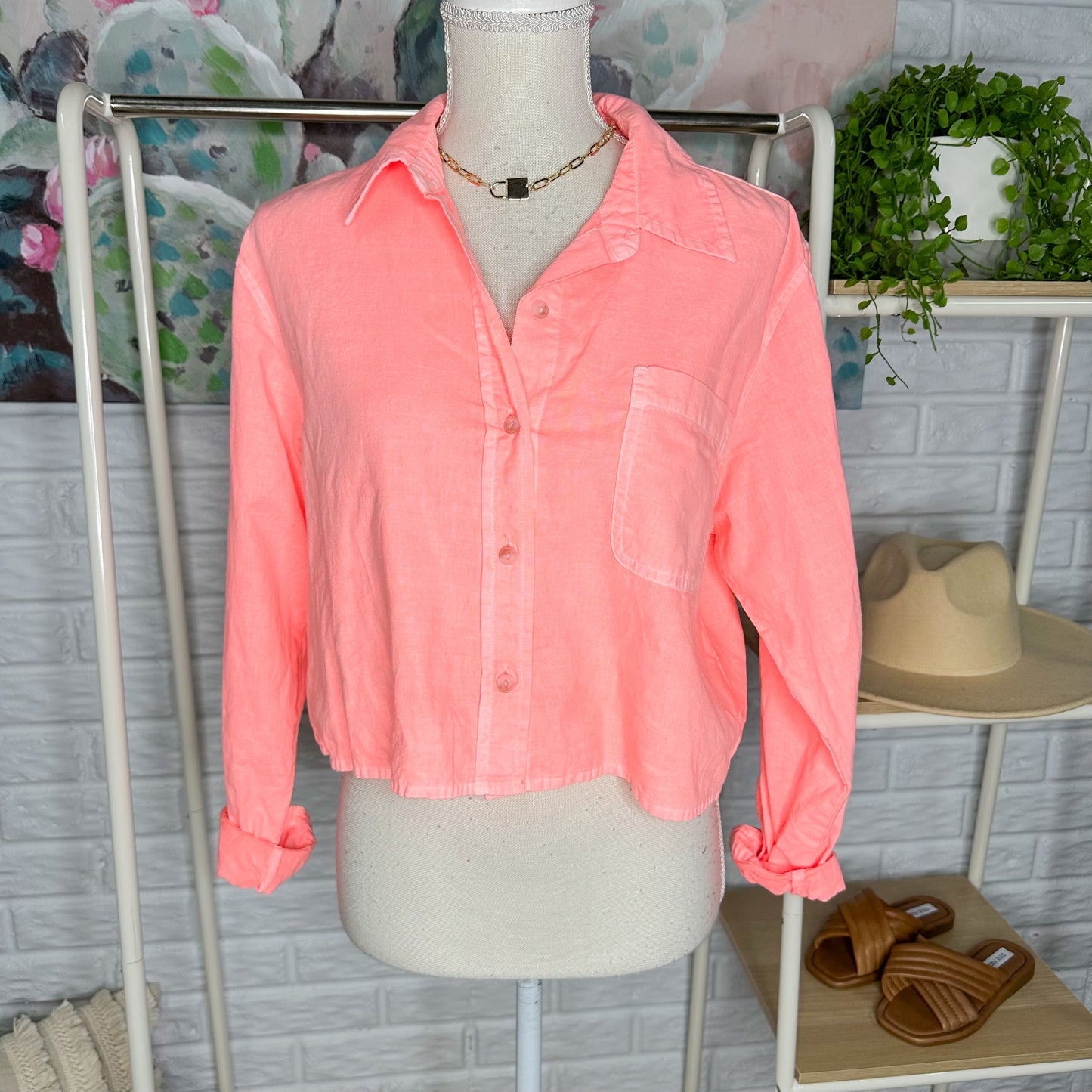 Universal Threads Pink Button Down Cropped Top Size Medium