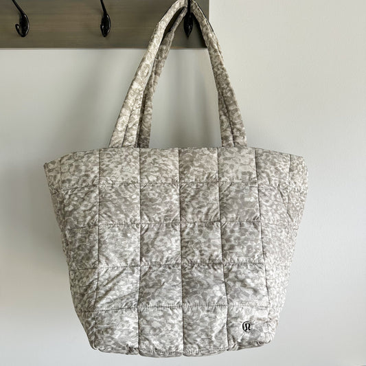 Lululemon Quilted Grid Tote Bag 26L - Lined Leopard White Opal Carbon Dust