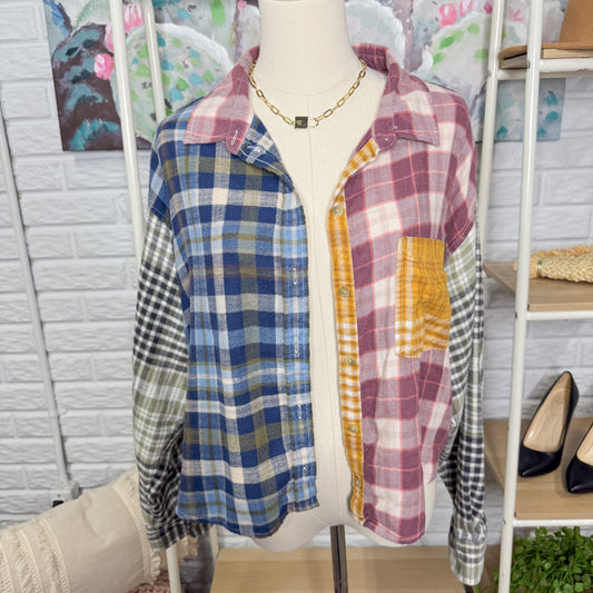 American Eagle Cozy Cabin Plaid Cropped Button Down Shirt (L)