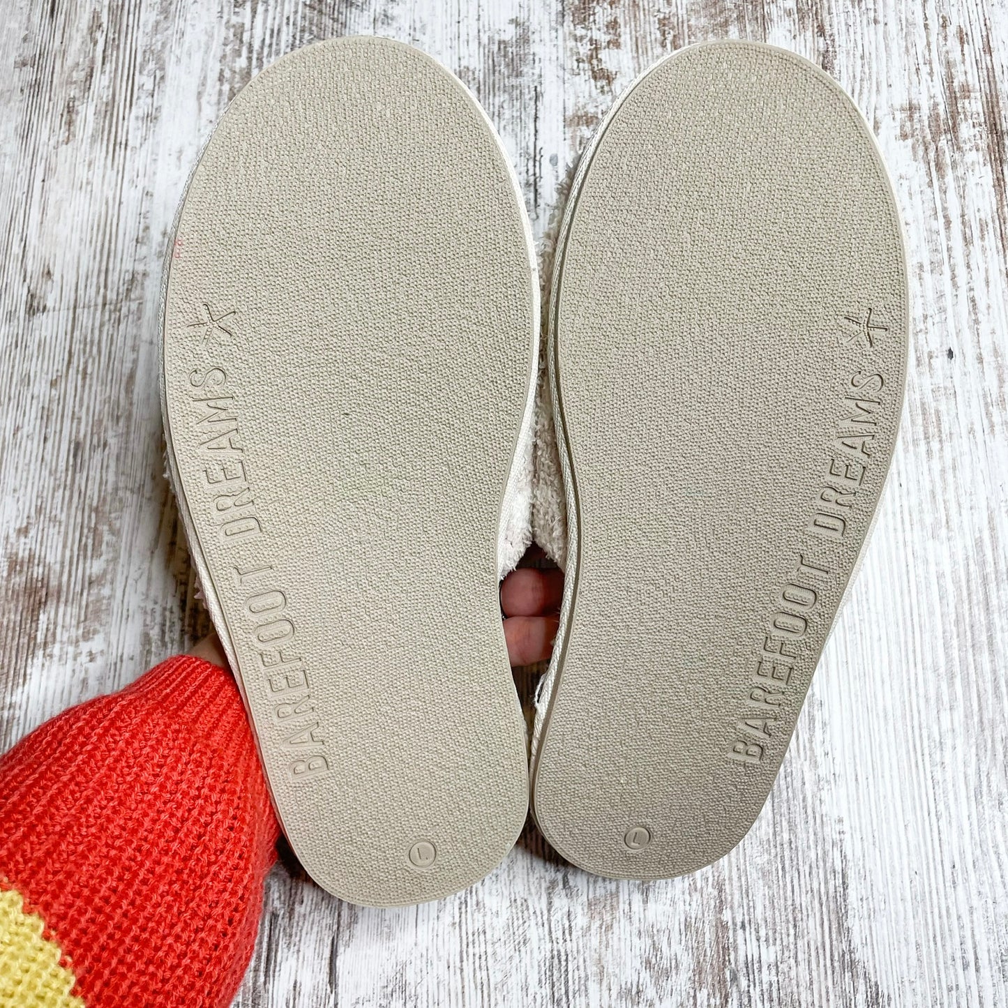 Barefoot Dreams CozyChic In The Wild Cream Slippers Size Large 9/10