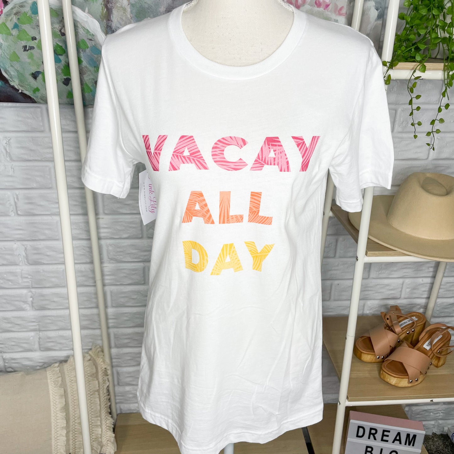 Pink Lily New Vacay All Day Graphic Tee Size Small