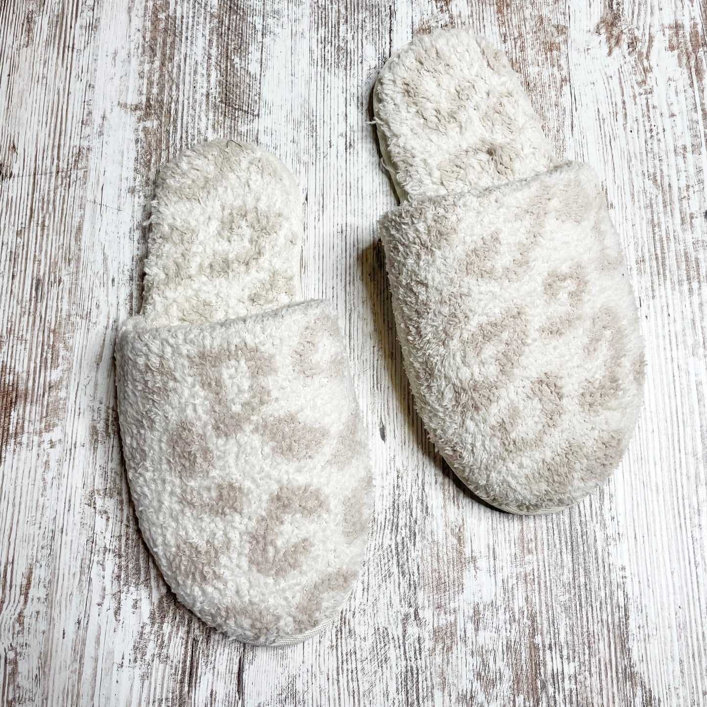 Barefoot Dreams CozyChic In The Wild Cream Slippers Size Large 9/10